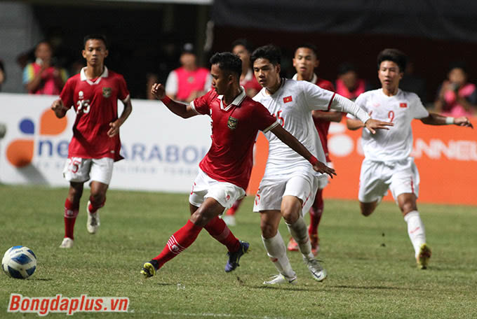 U16 Việt Nam bối rối trong giai đoạn đầu hiệp 2, trước sức ép liên tục của cầu thủ U16 Indonesia 