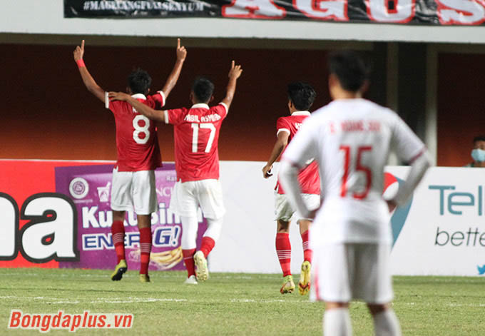 U16 Indonesia ghi 2 bàn liên tiếp ở các phút 52 và 55