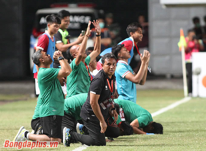 Ban huấn luyện U16 Indonesia quỳ xuống sân cầu nguyện sau khi thắng U16 Việt Nam và giành vé vào bán kết 