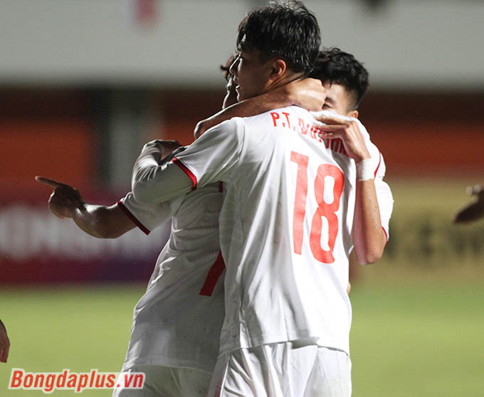 Long Vũ mang về quả đá phạt đền cho U16 Việt Nam ở phút 41 