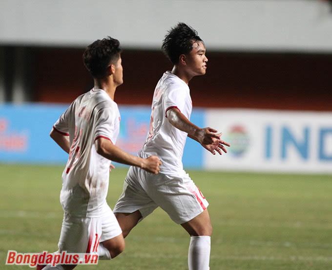 Công Phương đá phạt đền thành công giúp U16 Việt Nam vượt lên dẫn trước U16 Indonesia 