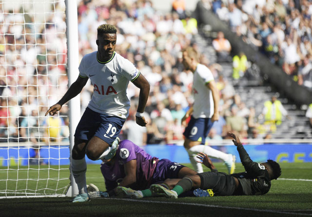 Sessegnon (số 19) ghi bàn gỡ hòa 1-1 mở ra chiến thắng đậm đà cho Tottenham trước Southampton 
