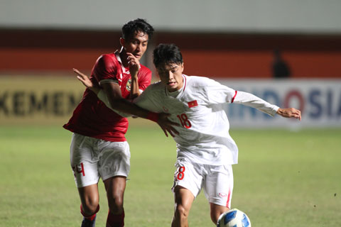 U16 Việt Nam (áo trắng) để thua ngược 1-2 trước U16 Indonesia ở lượt trận cuối bảng A	Ảnh: TRÍ CÔNG