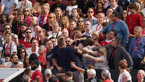 Fan Man United đánh nhau khi chứng kiến Quỷ đỏ bị hạ nhục