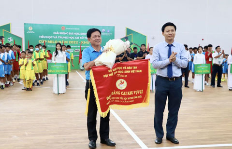 Ông Nguyễn Thanh Đề, Vụ Trưởng vụ Giáo dục Thể chất, Bộ Giáo dục và Đào tạo tặng cờ cho lãnh đạo Sở GD&ĐT tỉnh Bình Dương (đơn vị Đăng cai)
