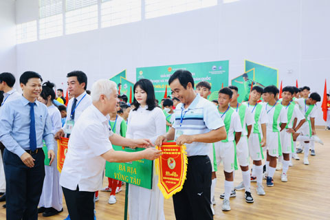 Ông Nguyễn Văn Lợi, Ủy viên Trung ương Đảng, Bí thư Tỉnh ủy, Trưởng đoàn Đại biểu Quốc hội tỉnh tặng cờ lưu niệm cho Tổ trọng tài và các đoàn tham dự giải