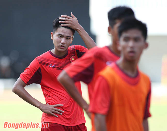 U16 Việt Nam: U16 Việt Nam đang trở thành hiện tượng tại giải bóng đá U16 châu Á. Hãy cùng xem những khoảnh khắc đáng nhớ của đội tuyển Việt Nam khi gặp đối thủ ngang tài căng sức. Những cầu thủ trẻ tuyệt vời của Việt Nam đang nỗ lực hết mình để mang vinh quang cho đất nước.
