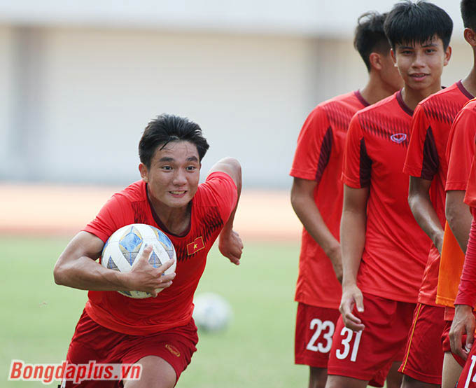U16 Việt Nam chia ra làm ba đội và thực hiện các trò phối hợp đồng đội. 
