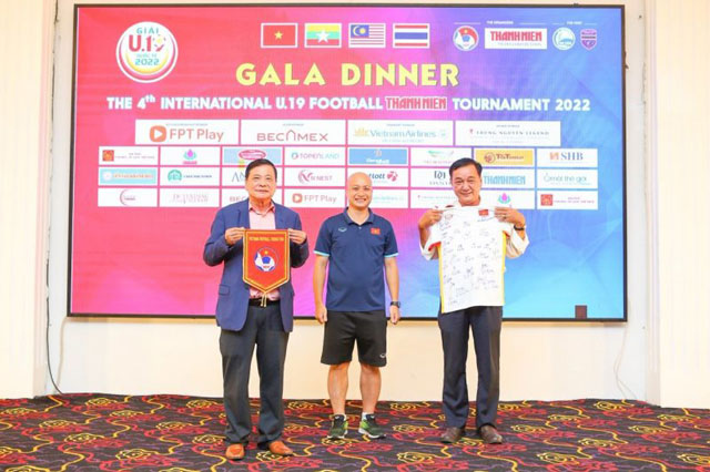 Đội U19 Việt Nam tặng quà cho ban tổ chức và Đại Nam – nơi các đội lưu trú trong thời gian tham dự giải