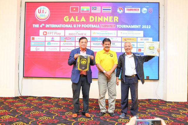 Đội U19 Malaysia tặng quà BTC và LĐBĐ Bình Dương