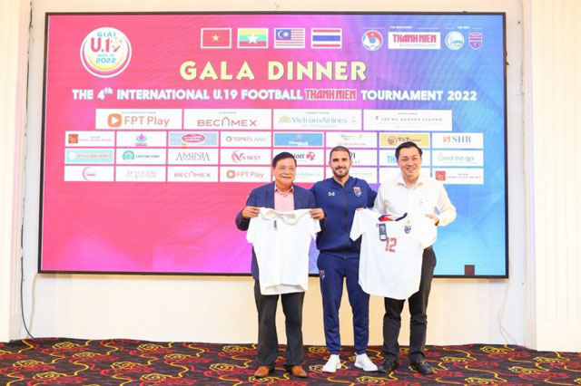 Đội Thái Lan tặng quà cho ban tổ chức và Liên đoàn Bóng đá Việt Nam