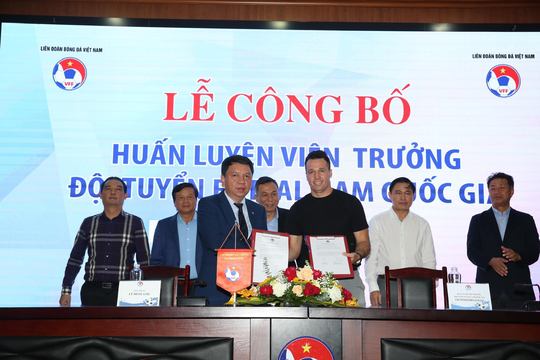 Lễ ký kết hợp đồng ra mắt HLV trưởng ĐT futsal Việt Nam - Diego Gustozzi sáng ngày 9/8 tại VFF - Ảnh: Đức Cường 