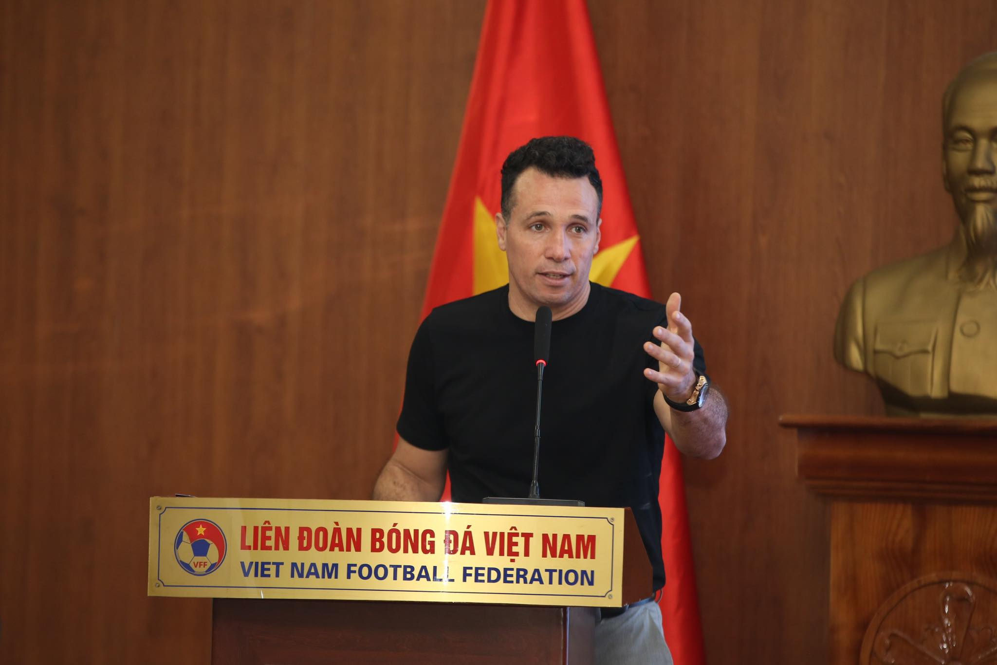 HLV Gustozzi hạ quyết tâm sẽ giúp ĐT futsal Việt Nam lột xác trong thời gian tới - Ảnh: Đức Cường 
