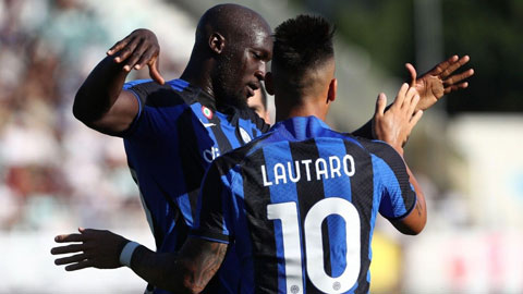 Romelu Lukaku (trái) trở lại để đá cặp với Lautaro Martinez sẽ khiến Inter có hàng công được coi là mạnh nhất Serie A 2022/23