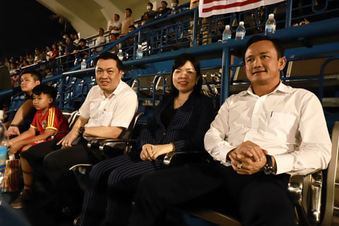 Phó Chủ tịch LĐBĐVN Cao Văn Chóng (áo trắng, bên trái)