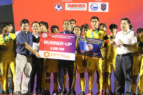 Phó Chủ tịch LĐBĐVN Cao Văn Chóng (áo trắng) trao giải cho đội hạng Nhì