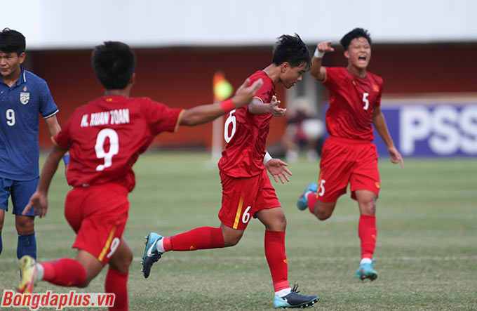 U16 Việt Nam mặc áo đỏ trong trận chung kết với U16 Indonesia 