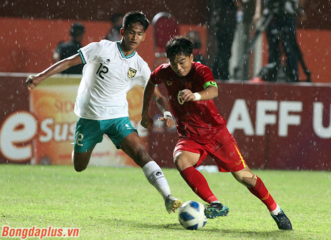 Công Phương chơi nỗ lực trong trận chung kết với U16 Indonesia 