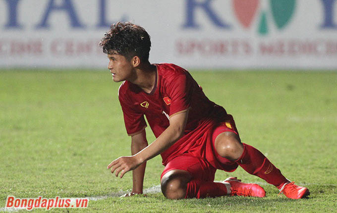 Cầu thủ đá cánh của U16 Việt Nam đã dứt điểm hụt đáng tiếc 