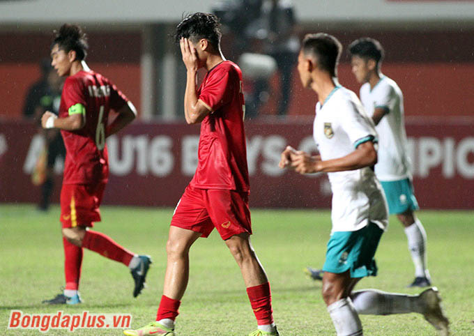 Khi cơ hội trôi qua tầm tay, U16 Việt Nam bị thua đúng ở thời điểm 30 giây cuối hiệp 1, sau một tình huống thiếu tập trung