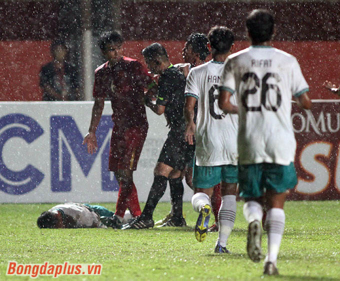 Ở trong sân, U16 Việt Nam vấp phải một Indonesia tinh quái, tiểu xảo trong cách câu giờ 
