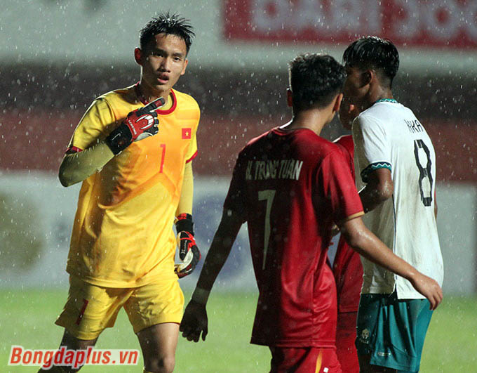 Thủ môn U16 Việt Nam lao lên khi trận đấu chỉ còn đúng 1 phút 