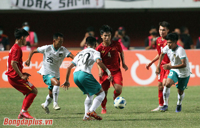 U16 Việt Nam cố gắng triển khai bóng ở hai biên. Tuy nhiên, U16 Indonesia đã nghiên cứu kỹ lưỡng để tổ chức gây sức ép liên tục 