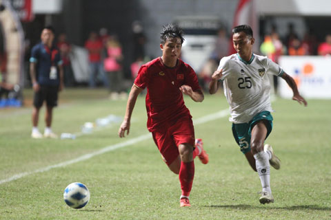 Giải U16 Đông Nam Á là cơ hội để các cầu thủ trẻ Việt Nam (trái) rèn giũa 	Ảnh: TRÍ CÔNG