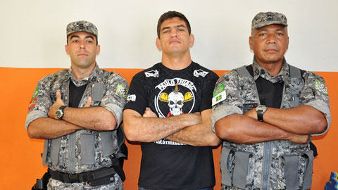 Sau khi theo đuổi sự nghiệp đấm bốc, Paulo Thiago (giữa) chuyển sang làm lính đặc nhiệm