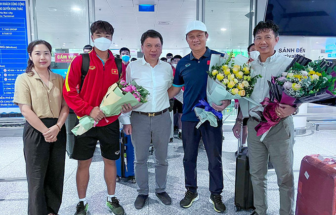 Tổng thư ký VFF Lê Hoài Anh tặng hoa chúc mừng Trưởng đoàn Hoàng Anh Tuấn, HLV trưởng Nguyễn Quốc Tuấn và đội trưởng Nguyễn Công Phương.