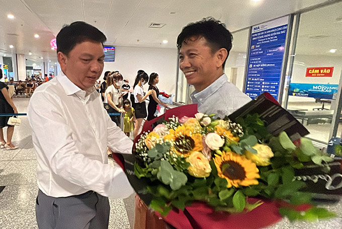Tổng thư ký VFF - Lê Hoài Anh chúc mừng Trưởng đoàn Hoàng Anh Tuấn của U16 Việt Nam 