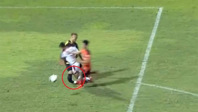 Cận cảnh tình huống gặp chấn thương nặng của thủ môn Thanh Bình