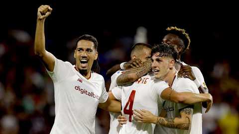 Các cầu thủ Roma ăn mừng chiến thắng trên sân của Salernitana ở trận ra quân 