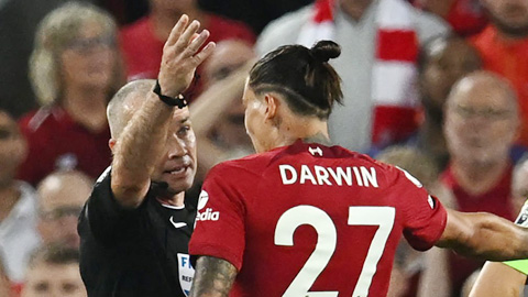 'Tội đồ' Darwin Nunez nhận thẻ đỏ đầu tiên ở Anh vì chơi thiết đầu công