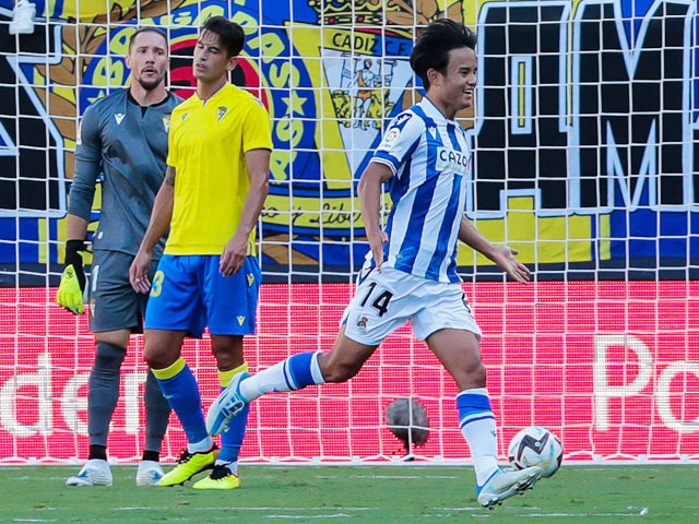 Take Kubo (bìa phải) vui mừng với bàn thắng duy nhất giúp Sociedad vượt qua Cadiz ở vòng mở màn
