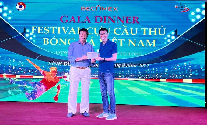 Đại diện Tạp chí Bóng Đá trao quà đến Liên chi hội cựu cầu thủ bóng đá Việt Nam