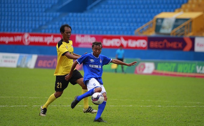 Một trận đấu của cựu cầu thủ đội Cửu Long (áo xanh) và Trường Sơn