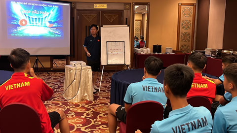 Ban huấn luyện U16 Việt Nam giảng chiến thuật và triết lý sống cho các cầu thủ 	Ảnh: Trí Công