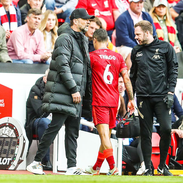 HLV Klopp an ủi trò cưng Thiago khi buộc phải thay anh ra ở một trận đấu vì chấn thương