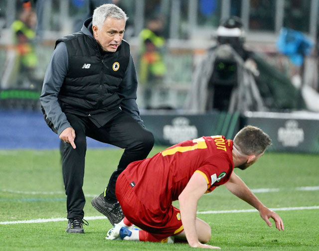 HLV Jose Mourinho không hài lòng với thái độ yếm thế của nhiều cầu thủ Roma
