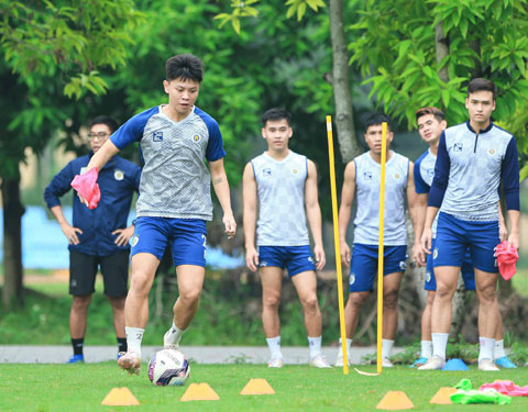  Hậu vệ trẻ Vũ Tiến Long cập bến CAND dưới dạng cho mượn từ Hà Nội FC 	Ảnh: HÀ NỘI FC