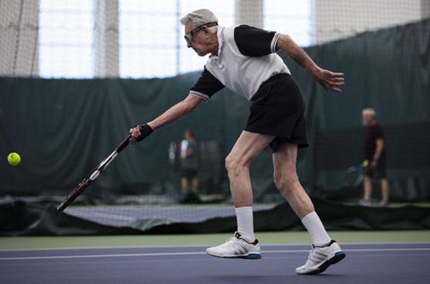 Cụ Phil Allman đang chơi tennis ở tuổi không tưởng là 99