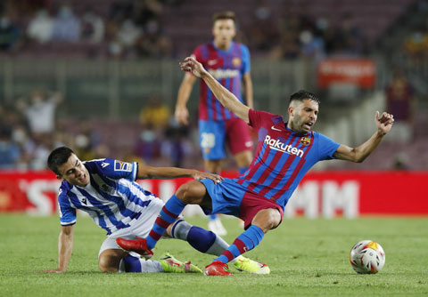 Barca (phải) khó giành trọn vẹn 3 điểm trên sân của Sociedad