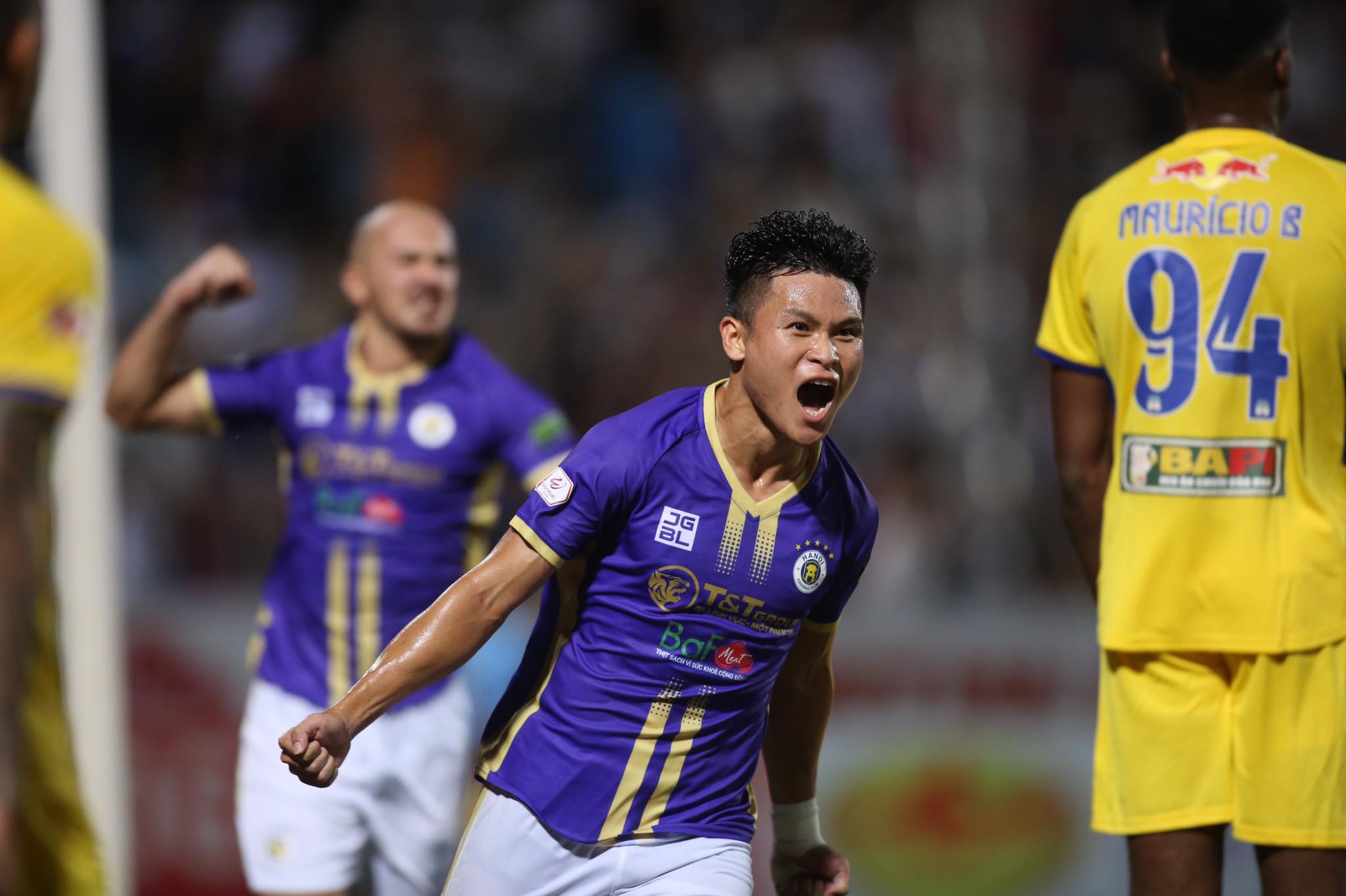 Hà Nội FC toàn thắng trước các đối thủ cạnh tranh ngôi vô địch ở lượt đi - Ảnh: Minh Tuấn 