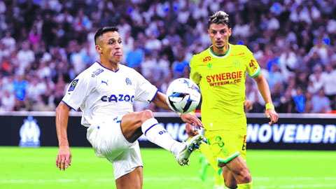 Tuổi đã lớn, nhưng Alexis Sanchez (trái) vẫn chơi rất hay trong màu áo đội bóng mới Marseille