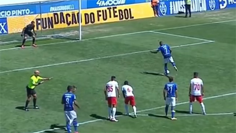 Cầu thủ Bồ Đào Nha thi triển kỹ thuật 'đóng băng' đá penalty