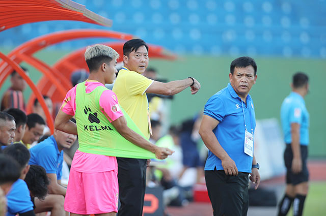 GĐKT Lê Huỳnh Đức chỉ đạo các học trò trong trận đấu gần đây của Sài Gòn FC - Ảnh: QUỐC AN