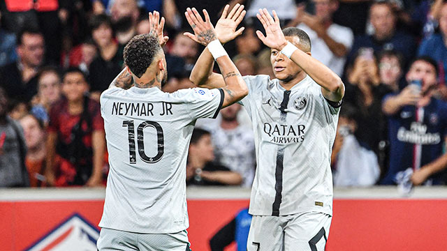 Hình ảnh mới nhất này của Neymar (trái) và Kylian Mbappe đã xóa tan mọi đồn thổi về PSG trong tuần qua