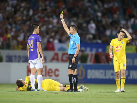 Trọng tài Ngô Duy Lân đã mắc sai lầm trong trận đấu giữa Hà Nội FC và HAGL ở vòng 12 	Ảnh: MINH TUẤN