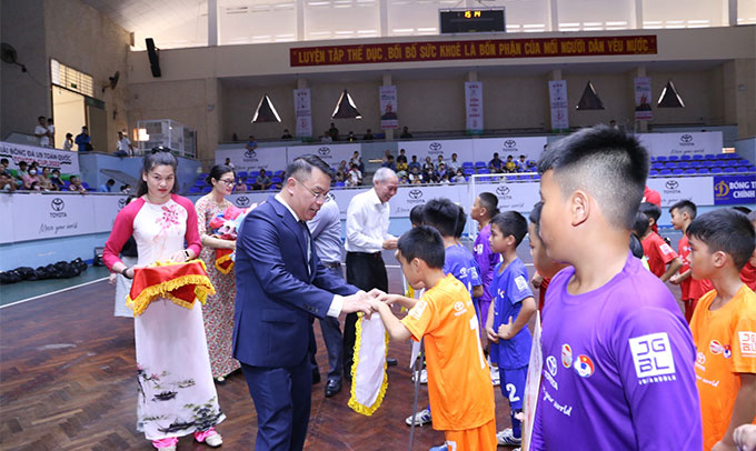  Ông Nguyễn Phan Khuê – Trưởng Ban Biên tập Báo Thiếu niên Tiền phong và Nhi đồng, Trưởng Ban Tổ chức giải trao cờ cho các đội